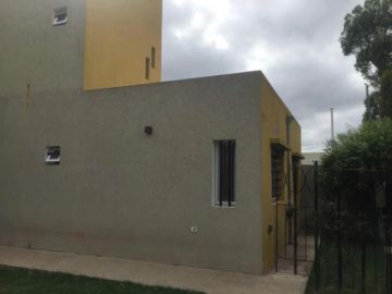 Casa en venta - 3 dormitorios 3 baños - Cocheras - 300 mts2 - Los Hornos [FINANCIADA]