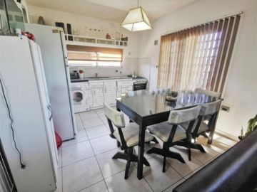 Casa en venta - 3 dormitorios 3 baños - Cocheras - 300 mts2 - Los Hornos [FINANCIADA]