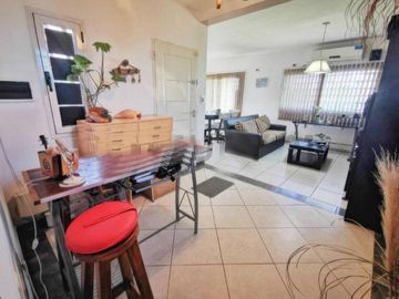 Casa en venta - 3 dormitorios 3 baños - Cocheras - 300 mts2 - Los Hornos [FINANCIADA]