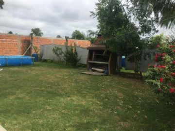 Casa en venta - 3 dormitorios 3 baños - Cocheras - 300 mts2 - Los Hornos [FINANCIADA]