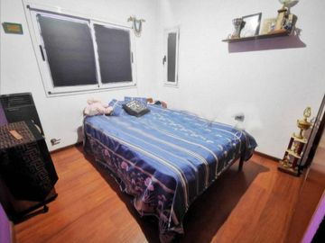 Casa en venta - 3 dormitorios 3 baños - Cocheras - 300 mts2 - Los Hornos [FINANCIADA]