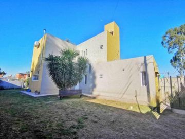 Casa en venta - 3 dormitorios 3 baños - Cocheras - 300 mts2 - Los Hornos [FINANCIADA]