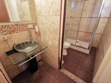 Casa en venta - 3 dormitorios 3 baños - Cocheras - 300 mts2 - Los Hornos [FINANCIADA]