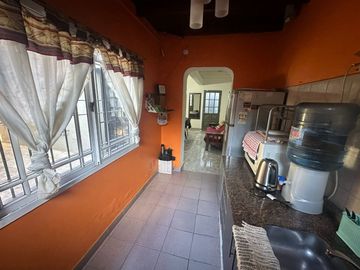 CASA DOS DORMITORIOS, DOS COCHERAS, TODO EN PB