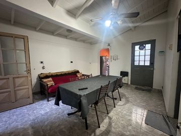 CASA DOS DORMITORIOS, DOS COCHERAS, TODO EN PB