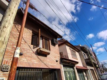 TRIPLEX EN VENTA DE 4 AMBIENTES RAMOS MEJIA