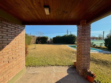 OPORTUNIDAD! CASA CON PILETA EN FUNES TOWN!