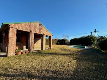 OPORTUNIDAD! CASA CON PILETA EN FUNES TOWN!