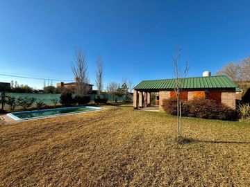 OPORTUNIDAD! CASA CON PILETA EN FUNES TOWN!