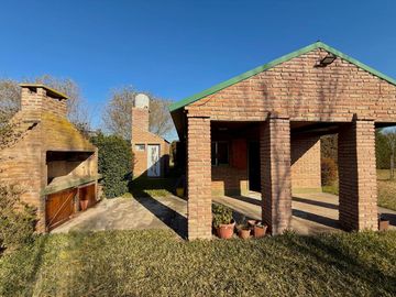 OPORTUNIDAD! CASA CON PILETA EN FUNES TOWN!