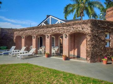 VENTA CASA 7 AMBIENTES PISCINA COCHERA QUILMES