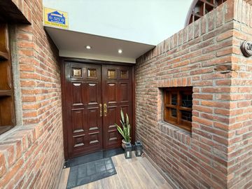 CASA 6 AMB. CON PILETA, PATIO , PARRILLA Y COCHERA