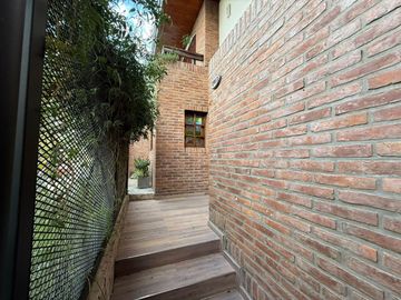 CASA 6 AMB. CON PILETA, PATIO , PARRILLA Y COCHERA