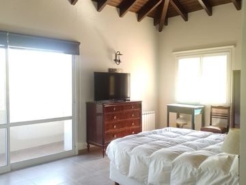 HERMOSA CASA 4 DORMITORIOS EN VENTA - VISTALBA