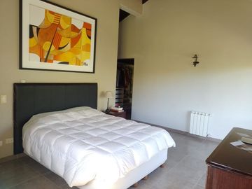 HERMOSA CASA 4 DORMITORIOS EN VENTA - VISTALBA