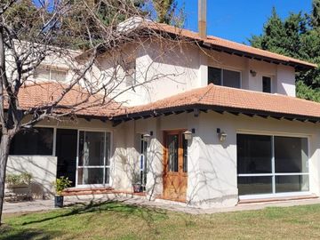 HERMOSA CASA 4 DORMITORIOS EN VENTA - VISTALBA
