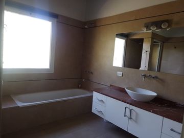 HERMOSA CASA 4 DORMITORIOS EN VENTA - VISTALBA
