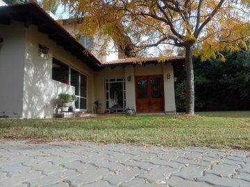 HERMOSA CASA 4 DORMITORIOS EN VENTA - VISTALBA