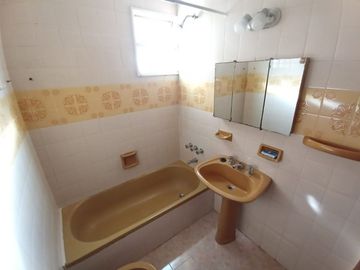 VENTA 2 AMB-FRENTE-COCHERA-BAULERA-PQUE CENTENARIO