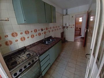 VENTA 2 AMB-FRENTE-COCHERA-BAULERA-PQUE CENTENARIO