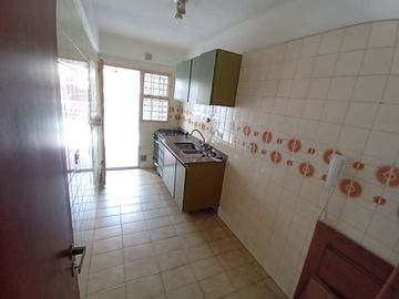 VENTA 2 AMB-FRENTE-COCHERA-BAULERA-PQUE CENTENARIO