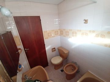 VENTA 2 AMB-FRENTE-COCHERA-BAULERA-PQUE CENTENARIO