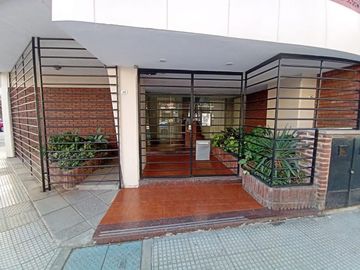 VENTA 2 AMB-FRENTE-COCHERA-BAULERA-PQUE CENTENARIO