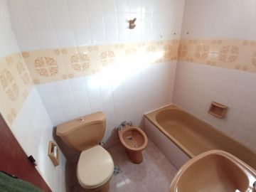 VENTA 2 AMB-FRENTE-COCHERA-BAULERA-PQUE CENTENARIO