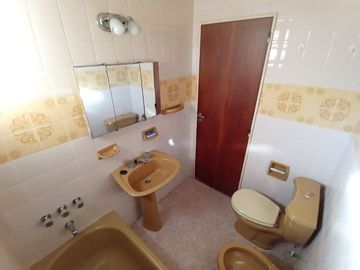 VENTA 2 AMB-FRENTE-COCHERA-BAULERA-PQUE CENTENARIO