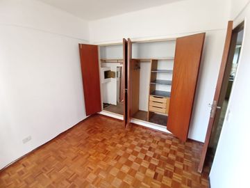 VENTA 2 AMB-FRENTE-COCHERA-BAULERA-PQUE CENTENARIO