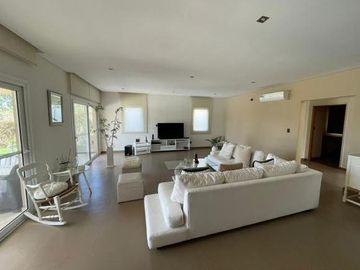Moderna e impecable casa en Terravista