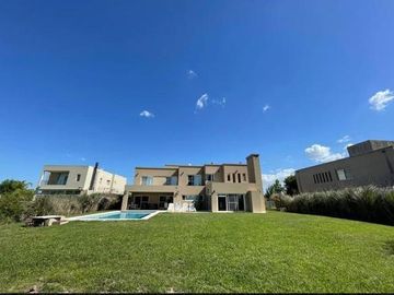 Moderna e impecable casa en Terravista