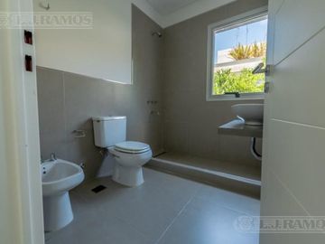 Casa sobre lote al Río, con 5 dormitorios  en venta  en   San Juan - Villanueva