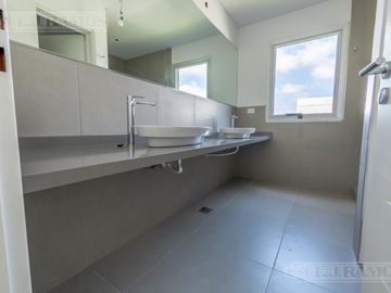 Casa sobre lote al Río, con 5 dormitorios  en venta  en   San Juan - Villanueva
