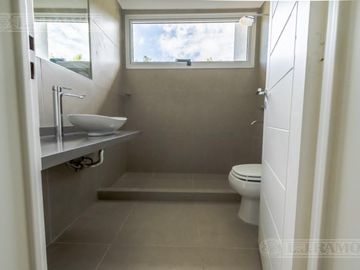Casa sobre lote al Río, con 5 dormitorios  en venta  en   San Juan - Villanueva