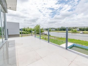 Casa sobre lote al Río, con 5 dormitorios  en venta  en   San Juan - Villanueva