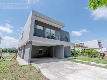 Casa sobre lote al Río, con 5 dormitorios  en venta  en   San Juan - Villanueva
