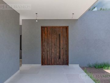 Casa sobre lote al Río, con 5 dormitorios  en venta  en   San Juan - Villanueva