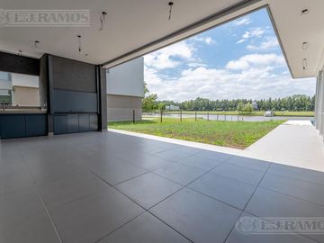 Casa sobre lote al Río, con 5 dormitorios  en venta  en   San Juan - Villanueva