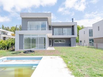 Casa sobre lote al Río, con 5 dormitorios  en venta  en   San Juan - Villanueva