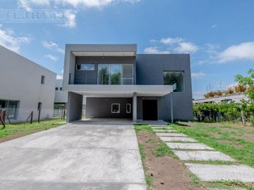 Casa sobre lote al Río, con 5 dormitorios  en venta  en   San Juan - Villanueva