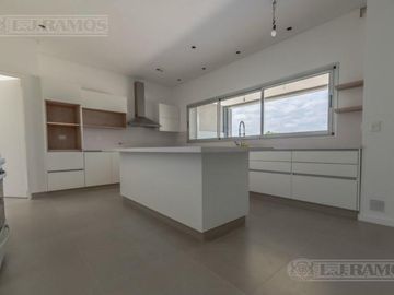 Casa sobre lote al Río, con 5 dormitorios  en venta  en   San Juan - Villanueva