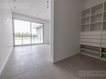 Casa sobre lote al Río, con 5 dormitorios  en venta  en   San Juan - Villanueva