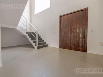 Casa sobre lote al Río, con 5 dormitorios  en venta  en   San Juan - Villanueva
