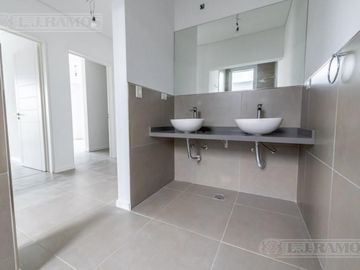 Casa sobre lote al Río, con 5 dormitorios  en venta  en   San Juan - Villanueva