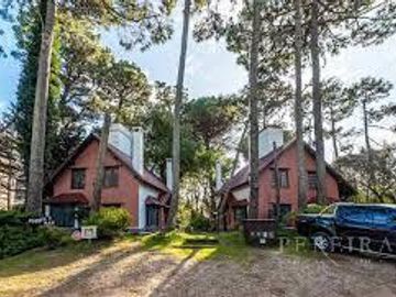 Venta Casa en  Cariló , Pinamar  excelente renta anual, y para disfrutar en familia