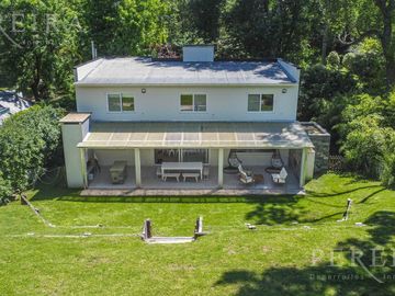 Venta Casa en  Cariló , Pinamar  excelente renta anual, y para disfrutar en familia
