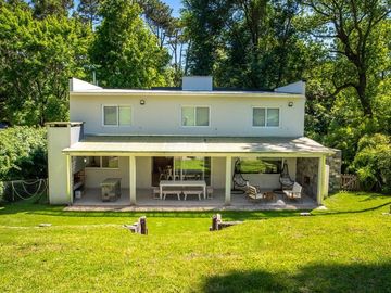 Venta Casa en  Cariló , Pinamar  excelente renta anual, y para disfrutar en familia