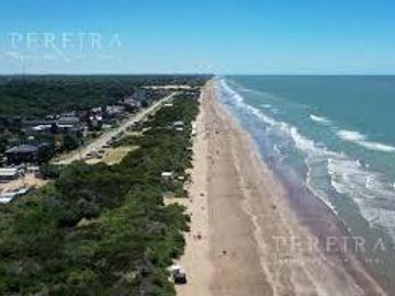 Venta Casa en  Cariló , Pinamar  excelente renta anual, y para disfrutar en familia