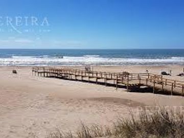 Venta Casa en  Cariló , Pinamar  excelente renta anual, y para disfrutar en familia